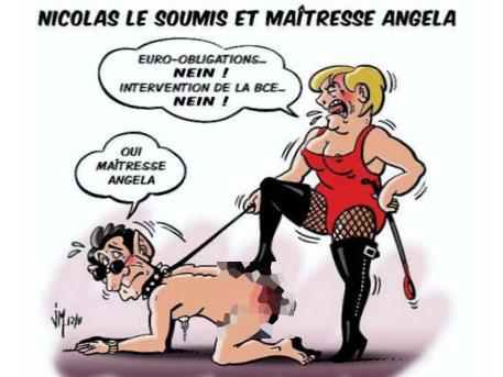 Fransa'da yayınlanan bir karikatürün başlığı "Yaltakçı Nikolas ile sahibesi Angela." Kırmızı bir iç çamaşırı giyen Angela Merkel'in ayağında ise çizme var. Çizmeli ayağını, tasmalı Sarkozy'nin sırtına koyan Angela Merkel, "Euro tahvillerine hayır, Avrupa Merkez Bankası'na müdahaleye hayır" diyor. Sarkozy'nin Merkel'e cevabı ise, "Tabii, sahibe Angela" şeklinde cevap veriyor.
