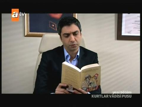 Türk televizyon tarihinin ilgi gören dizilerinden Kurtlar Vadisi'nin Polat Alemdar'ın okuduğu kitap izleyicilerin dikkatinden kaçmadı.
