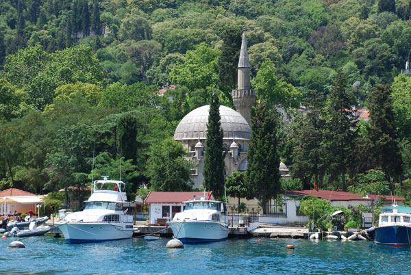 8- Humayun-u Abad Camii: Bebek Cami boğazdaki en güzel, en sade camilerden biri. 1912 yılında yapılan caminin ekru tonlarındaki kesme taş duvarları sadeliğiyle göz alıyor desek yeri. Etrafındaki geniş park alanında ve kahvaltı mekânlarında yüzlerce insan var. Ama avlusundaki boğaza nazır kamelyada çay içen ya da mihrabında secdeye duran kimse yok. Ezan vakitlerinde toplanan birkaç kişilik cemaati dışında...