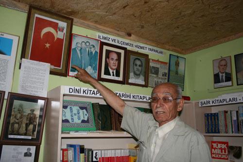 Yaz aylarını Bağdaş yaylasında geçiren ilkokul mezunu İsmail Seyitoğlu, küçük yaşlardaki kütüphane kurma hayalini gerçekleştirmenin mutluluğunu yaşadığını söyledi.<br><br>
Kütüphaneyi, Kadirli İlçe Halk Kütüphanesi yetkililerinin katkısıyla Bağdaş yaylasında açtığını belirten Seyitoğlu, ''Toplumun bilgi ihtiyacını karşılamaya yönelik hizmet veren kütüphanede dini, ilmi, tarihi, şiir ve Atatürk'ü anlatan yaklaşık 350 civarında kitap bulunuyor'' dedi.<br><br>
Seyitoğlu, 1933 yılında Cumhuriyet Halk Fırkası tarafından köy muhtarı olan babası Mehmet Seyitoğlu'na verilen 77 yıllık Türk bayrağını da kütüphaneye astığını ifade ederek, şöyle konuştu:<br><br>
''Cumhuriyetin kuruluşunun 10. yıl dönümü münasebetiyle merhum babama verilen bayrağı korumak ve benden sonrakilerin de aynı şekilde muhafaza etmesini sağlamak benim için çok önemli. Boş zamanlarını değerlendirmek üzere kütüphaneye gelen yayla sakinlerine bayrağı gösterip altında bulunan Cumhuriyet Halk Fırkası'nın bayrak talimatını okumalarını istiyorum. Amacım, bilgi hazinesinden yararlanmak için gelenlere milli mücadelede yaşananları ve Cumhuriyetin hangi şartlarda kurulduğunu unutturmamak.''