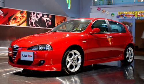 Alfa Romeo: Alfa 147nin yerini alan Giuliettayla atak yapan Alfa Romeo, otomobile yeni motor seçenekleriyle takviye yapacak. Giulietta 1.4 Multiair 170 beygir otomatik, Haziranda satışta olacak. Giuliettanın en yüksek performanslı versiyonu 170 beygir gücündeki 2.0 litre Multijet de Eylülde Alfa Romeo müşterilerinin beğenisine sunulacak.