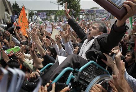 İran'da dün yapılan cumhurbaşkanı seçiminin gayriresmi sonuçlarına göre Mahmud Ahmedinejad, seçimlerin galibi oldu. Ahmedinejad, rakiplerine fark attı