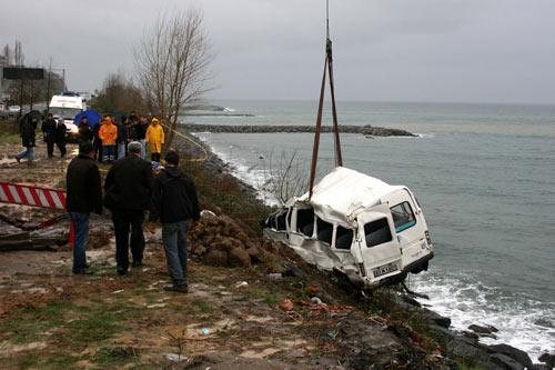 Trabzon'da bir yolcu minibüsünün denize yuvarlandığı kazada, Valilik ilk bilgilerde düzeltme yaparak, ''2 kişinin öldüğünü, 15 kişinin de yaralandığını'' bildirdi. Kazada kayıp kişinin de olmadığı belirtildi.