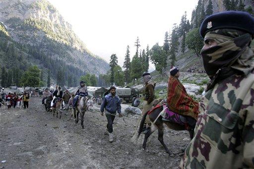Hindular her yıl deniz seviyesinden 14.500 feet (4420 metre) yükseklikteki mağaraya çileli bir yolculuk yaparak hacı oluyor. Şri Amarnath Tapınağı Hindu inancına göre Tanrıları Kral Şivanın yeniden dirileceği mekan.