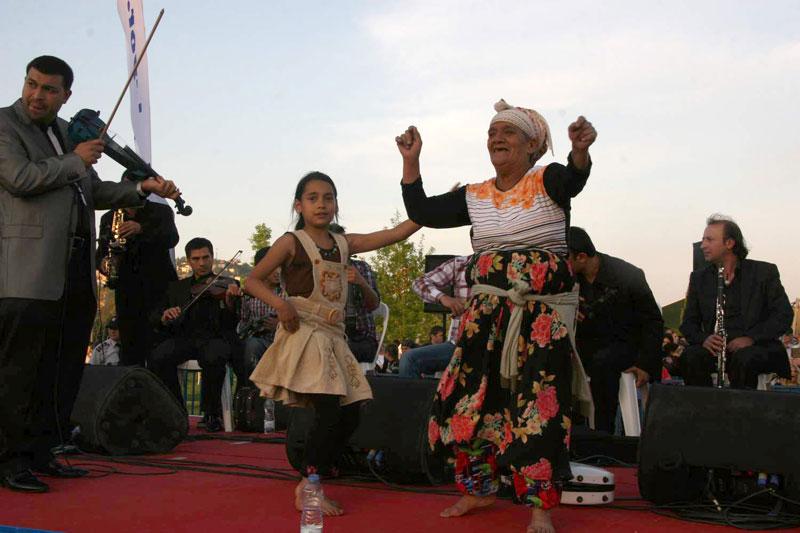 Kocaeli Büyükşehir Belediyesi tarafından düzenlenecek olan Roman festivali kapsamında yapılacak güzellik yarışmasının ön elemelerinde podyuma çıkan Roman kızlar, mankenleri aratmadı.