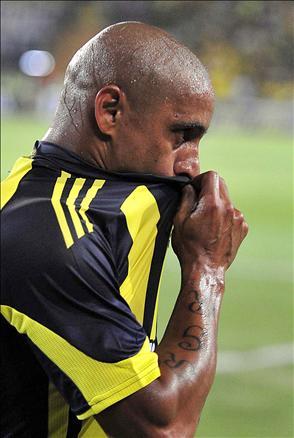 UEFA Avrupa Kupası'nda süper bir başlangıç yapan Fenerbahçe'de yıldız oyuncu Roberto Carlos'un sakatlanması sıkıntı yarattı. 13. dakikada perdeyi açan golü atan Carlos sahayı açılar içinde terk etti.