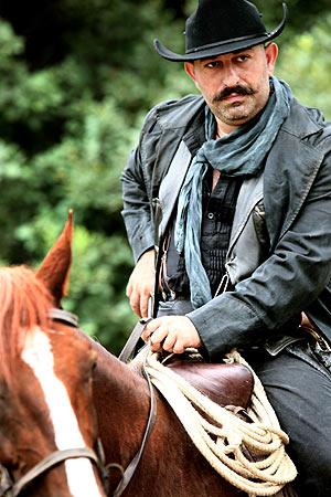 Türkiye'nin gelmiş geçmiş en komik ve en üretken sanatçısı olma yolunda dev adımlarla ilerleyen Cem Yılmaz'ın Yahşi Batı filminden ilk 34 kare yayınlandı.