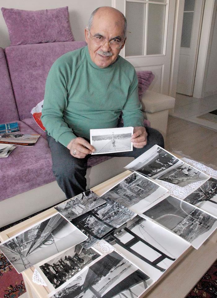 <br><br> "KÖPRÜYE SİYASİ AMAÇLARLA KARŞI ÇIKILDI"<br><br>
Naci Şahin, Boğaz Köprüsü'nün temelinin atılması ve sonrasındaki iki yıllık süreci Karayolları adına fotoğraflayarak ve kısa metrajlı filmler çekerek arşivlediğini belirtti. Şahin, her adımını çektiği köprü inşaatı ile ilgili o dönemdeki siyasilerin söylemlerinin her gün çalışanlar arasında da konuşulduğunu ifade etti. <br><br> Bir çok kere siyaset yapmak amacıyla köprünün boş yere yapıldığı ve gereksizliğine yönelik tartışmaların yıllarca konuşulduğunu anlatan Naci Şahin, buna rağmen köprü inşaatının hızla devam ettiğini belirterek, "Köprünün kuleleri ile ilgili ayaklarının yeri tespit edildi. Tespit edilen her iki taraftaki kıyıda mezarlıklar vardı. Bunlar kaldırılacaktı. Ben tam 36 bin mezarın fotoğrafını çektim. Mezarlar ondan sonra taşındı." dedi.