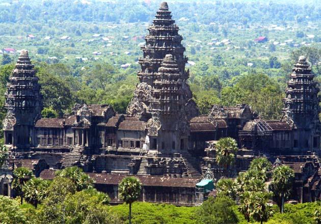 <p><strong><span style="color: #0000ff;">5. Angkor, Cambodia</span></strong></p>
<p>Şehir 1177 de Çampa krallığının akınlarıyla yıkıldı.Ancak birkaç yıl sonra imparator VII.Jayavarman Çampaları yendi ve yeni bir kent yaptı ve buda dinini benimseyerek büyük tanrı Budaya adanan ve Bayon adı verilen büyük bir tapınak yaptırdı tapınağı çevreleyen 50 kuledin dört tarafında gülümseyen insan figürü vardır. Kent bugün unesco koruması altındadır ve kamboçya ekonomisine büyük desteği vardır.</p>