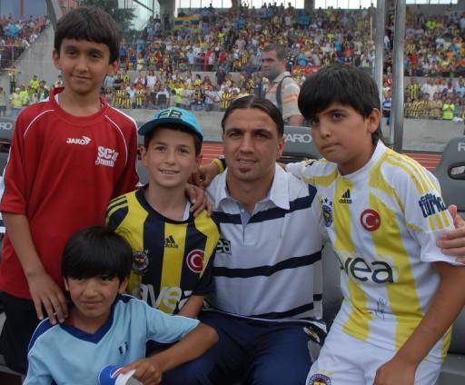 Sezon hazırlıklarını Almanya'da sürdüren Fenerbahçe, ilk hazırlık maçında Almanya Bölgesel Lig takımlarından SSV 1846 ULK'yı gol yağmuruna tuttu.