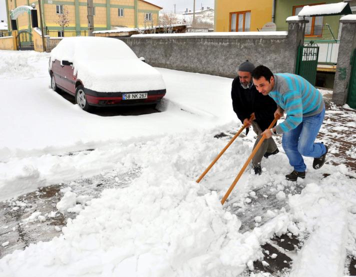 Adı soğukla birlikte anılan Sivas'ta uzun süre kağ yağmayınca özellikle çiftçi ve hayvancılar büyük korku yaşadı ama bu gece yağan kar, Sivaslıların yüzünü güldürdü.
<br><br>
Sivas'ta gece saatlerinde başlayan kar yağışı Sivaslıların yüzün güldürdü. Şehir karla kaplanınca, sivaslılar sokağa çıkabilmek için alışıldık görüntülerde, önce kar kürümek zorunda kaldılar.
<br><br>
Kar yağınca herkes kardan adam yapar ama Sivaslılar bu kez Çifte Minare yapmayı tercih ettiler...Kardan yapılan Sivas Çifte Minare Medresesi figürü büyük ilgi gördü...
<br>
(Haber 7 - Fotoğraflar: AA)