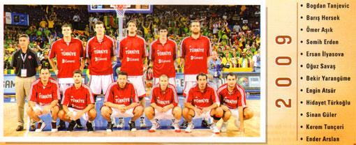 2008 yılında Efes Pilsen VVorld Cup 7 Şampiyonu 12 Dev Adam, muhteşem bir performansla 2009 Avrupa Şampiyonası Eleme Grubu'nda karşılaştığı Fransa, Ukrayna ve Belçika'ya karşı oynadığı 6 maçı da kazanarak grubu lider olarak tamamladı.
<br><br>
2009 yılında 12 Dev Adam, 2009 yılında Polonya'da gerçekleştirilen Avrupa Şampiyonası'nda müthiş bir seri ile giriş yaparken grup maçlarında Litvanya, Bulgaristan ve ev sahibi Polonya'yı yendi. İkinci tur grup maçlarında ise son Dünya Şampiyonu ve Olimpiyat Oyunları finalisti İspanya ardından da dünya basketbolünün dev ekollerinden Sırbistan'ı mağlup eden Ay Yıldızlılar, çeyrek finalde Yunanistan'a uzatma dakikaları sonunda kaybetti. Millilerimiz, klasman maçlarının ardından turnuvayı 8. sırada tamamladı....