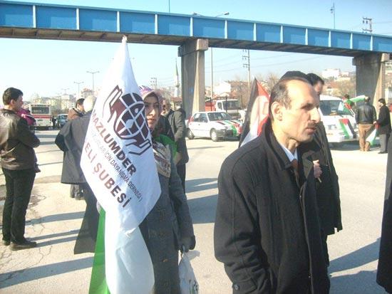 Saat 11 gibi İzmit'e ulaşan konvoy her hafta başörtüsü ögürlüğü için Sabri Yalım Parkı'nda toplanan MAZLUMDER üyeleri tarafından karşılandı