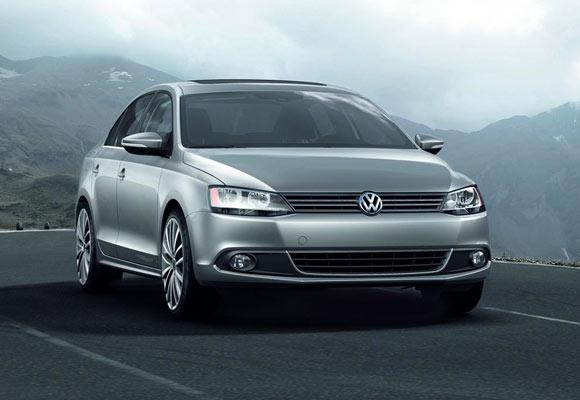 9.5 milyon satan Jetta yenilendi Volkswagennin ilk olarak 1979 yılında tanıttığı ve 31 yıl içinde ulaştığı 9.5 milyon adet satış rakamıyla önemli bir başarı yakalayan Jettanın altıncı nesli, Avrupada ilk olarak Türkiyede satışa sunulacak. Uzunluğu 4644 mm, genişliği 1780 mm, yüksekliği 1453 mm, aks mesafesi ise 2651 metre olan Yeni Jetta aynı zamanda 510 litre gibi son derece büyük hacimli bir bagaja sahip.
Volkswagenin 1.2 TSI teknolojisine sahip 105 beygir gücündeki motoru, gerçek bir sürüş keyif sunan bir performans sergilerlerken diğer yandan benzinli motorlar için yakıt tüketiminde çarpıcı tasarruf değerleri sağlayarak kullanıcının her türlü ihtiyacına cevap verebiliyor. TSI teknolojisi düşük CO2 emisyon değerleri ile çevreye karşı duyarlı bir duruş sergiliyor.
