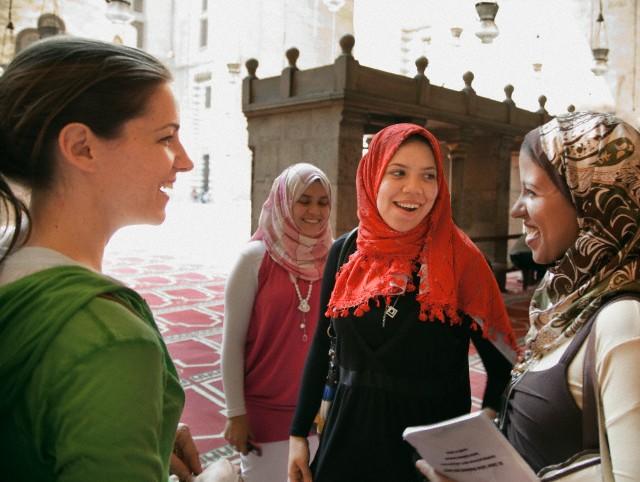 <p>Cenab-ı Hak, Havva`yı Hz. Adem`in sol kaburga kemiğinden yarattı. O sırada Hz. Adem`i hafif bir uyku tuttu. Bir müddet sonra uyandığında Hz. Havva`yı gördü. İlk anda şaşırdı, sonra çok sevindi. Kalbi hemen ona ısındı ve aralarında bir ünsiyet ve ülfet meydana geldi.