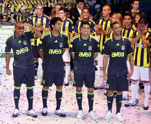 Fenerbahçe Futbol Takımı'nın 2009-2010 sezonunda giyeceği formalar ve Fenerium'un sonbahar/kış koleksiyonunun tanıtımı yapıldı.