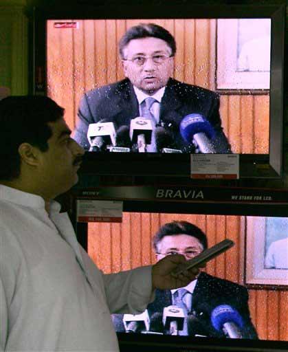Pakistan'da Devlet Başkanı Pervez Müşerref istifa sevinci böyle manzaralara yol açtı