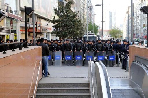 Taksim meydanında bu sene istenilen rahatlıkta olmasa da sendika temsilcileri serbestçe Taksim Meydanına çelenk bıraktılar
