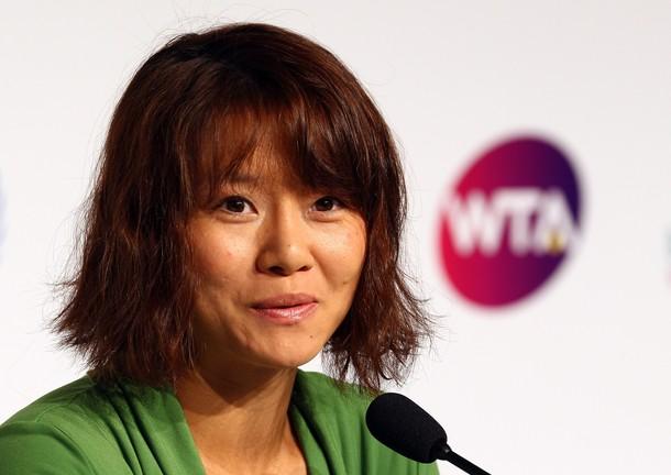 Li-Na
- 29 yaşındaki Li Na, teklerde Grand Slam zaferi bulunan tek Asyalı. Çinli raket o şampiyonluğu da bu sezon Fransa Açık'ta kazandı. Dünyanın 7 numaralı ismi olan ve sezon içinde Avustralya Açık'ta da final oynayan Na, Sidney turnuvasında ise kupayı kaldırdı. 4Grup: Beyaz