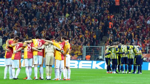 Selçuk'u oyundan alan Kocaman, bu futbolcunun yerine Semih'i maça dahil ederken, sarı-lacivertliler ikinci yarıda 73. dakikaya kadar çift forvet oyuncusuyla devam etti. Semih'in oyuna girmesiyle de Fenerbahçe'nin orta alan kurgusu değişti. Sol kanattaki Özer ortaya daha yakın oynarken, Niang sola kaydırıldı.