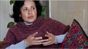 Mona Mina: Hrıstiyan olan Mona, doktorların haklarını savunan bir kuruluşun lideri.
Yıllardır doktorlara daha iyi ücret ve çalışma koşulları sağlanması için mücadele ediyor. Cumhurbaşkanı Mübarek'in döneminde, baskı ve yolsuzluklar nedeniyle çabaları hep duvara toslamış.
Şimdi ele geçen fırsatı değerlendirmeye çalışıyor. tahrir Meydanındaki gösterilere katılmış, ancak devrimin çalınabileceğinden eski adetlerin yeni bir görünüm altında devam edeceğinden kaygılı.
"Özgürlük hissi başladı ama henüz tamamlanmadı. Uzun bir yolda ilk adımı attık, ama gerçek özgürlük için daha yapılması gereken çok şey var" diyor ve gerekirse hem kendisnin, hem de Tahrir Meydanına çıkan diğer göstericilerin "devrimi ayakta tutmak için kanlarını akıtmaktan çekinmeyeceklerini" söylüyor.