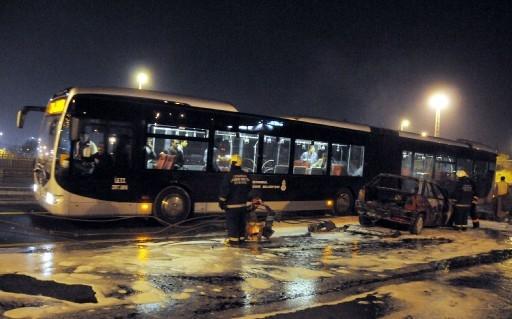 Fatih'te Metrobüs bariyerlerine çarparak kaza yapan LPG'li otomobil alev alev yandı.