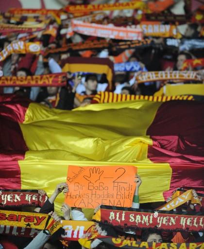 Karşılaşmanın salı günü satışa çıkarılan biletleri kısa sürede tükenirken, taraftarlar, tribünleri tıklım tıklım doldurdu.
