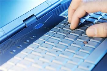 Tabii İnci Sözlük medya eylemleriyle beraber popülerleştikçe, bu internet topluluğu hakkında spekülasyonlar da alıp yürüyor. Fakat sözlük adminleri ısrarla altını çiziyor ki; olay herkesten bağımsız. Toplam 12 moderatör ve 30 gammaz bulunuyor, binlerce de yazar. Fakat İncide durum diğer sözlüklerden biraz farklı. Sitede Eski Yunandaki gibi doğrudan demokrasi uygulanıyor. Yani bir yazar, site yöneticilerine rahatça sövebiliyor ama site adminlerinin Vay arkadaş sen nasıl böyle dersin diyerek bu yazarı siteden uzaklaştırma hakkı yok. Gelin isterseniz sözü daha fazla uzatmayalım ve sizi site adminlerinden patientiayla yaptığımız söyleşiyle baş başa bırakalım.