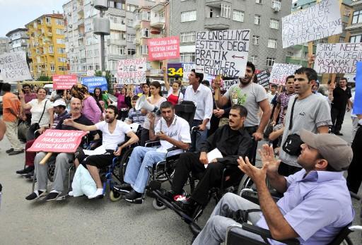 İstanbul Fizik Tedavi Rehabilitasyon Eğitim ve Araştırma Hastanesi'nde bazı engelli dernekleri, hastanenin bir bloğunu tahrip ettiği gerekçesiyle bir alışveriş merkezinin önünde protesto eylemi düzenledi.