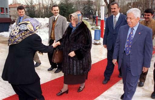 Recai Kutan ve eşi Mebrure Kutan, 19 Şubat 2000de FP Kadın Kollarının çayına katıldı. (Anadolu Ajansı / Hamza Şahin)