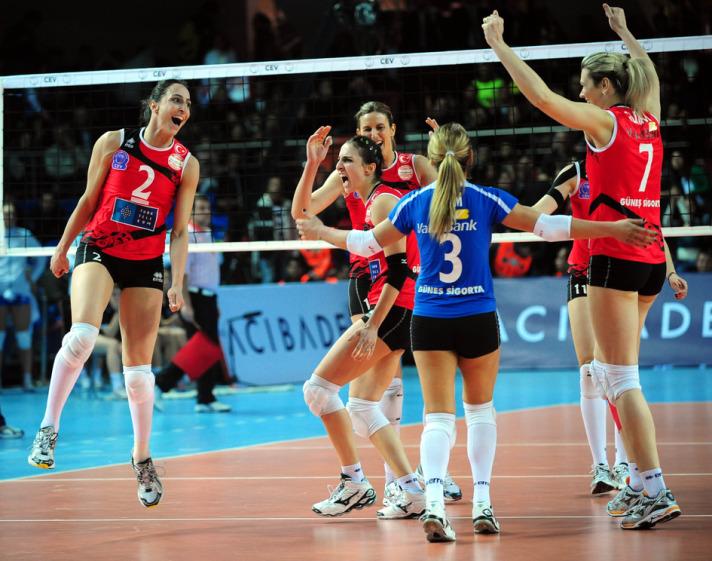 Bu turda Polonya’nın Aluprof Bielsko Biala takımıyla eşleşen Vakıfbank Güneş Sigorta Türk Telekom, iki maçı da 3-1′lik skorlarla kazanarak turu geçti.