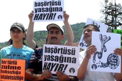 TOKAD ve Özgür Eğitim-Sen'in Yasakçı Eğitime Hayır! eyleminde, ÖSSdeki başörtüsü yasağı ve katsayı adaletsizliği kınandı, eğitimi okul duvarlarına hapseden anlayışa itiraz edildi.