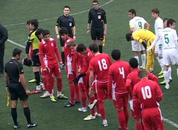 Antalya'nın Korkuteli ilçesi Kargalık mevkiinde geçirdikleri kazada hayatını kaybeden Keşansporlu 2 futbolcuyu anmak isteyen Çanakkale ve Bursalı futbolcular hakemin izin vermemesi üzerine sahada ilginç bir yola başvurdu.