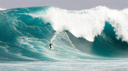 28 Eylül 2009 tarihli bu fotoğraf sörf sporu ile uğraşan Mark Visserin 36 feet (11 metre) yüksekliğindeki dev dalgalara karşı mücadelesini sergiliyor. Batı Avustralyada bir şehir olan Gracetownda kayıtlara geçmiş en büyük dalgalardan biri olması, fotoğrafı ve Visseri özel kılan etkenlerden biri (REUTERS/Calum Macauley/Handout)