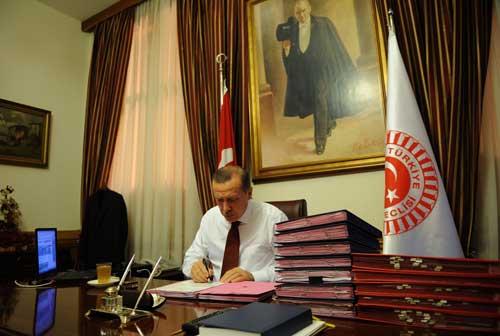 Anadolu Ajansı muhabiri Kayhan Özer'in çektiği fotoğrafta, masasında imzalanması gerek evrakları imzalayan Başbakan Erdoğan'ın önündeki bilgisayarda da Haber 7'nin açık olduğu görülüyor.