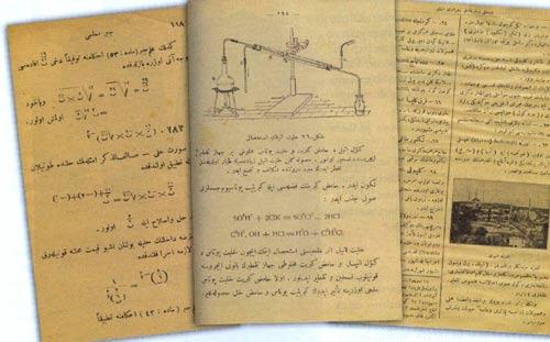 <b>Mekteplerde okutulan matematik, kimya ve coğrafya kitaplarından bazı sayfalar... </b>
<br>
Bu derslerden bazıları şunlardır: Ulûm-ı Diniye veya Malumat-ı Diniye (Din Dersi), Lisân-ı Osmâni (Türkçe), Tarih, Coğrafya, Malumat-ı Tabiiye ve Sıhhiye (Tabiat ve Sağlık Bilgisi), Nebatat (Bitki Bilgisi), Fizik, Kimya, Hesab-Cebir (Matematik), Usûl-i Defterî (Defter Tutma Usulü), Hendese ve Resmi Hatti (Geometri ve Çizim), Malumât-ı Hikemiye (Hikmetli Bilgiler), Malumât-ı Ahlakiye (Ahlaki Bilgiler), Arabi (Arapça), Harisi (Farsça), Lisânı Ecnebi (Yabancı dil, genellikle Fransızca olurdu), Resim, Tcrbiyc-i Bedeniye (Beden Eğitimi), Gınâ (Müzik), İktisâd-ı Beytî (Ev Ekonomisi), Terbiye-i Etfal (Çocuk Terbiyesi), El İşleri, Dikiş-Biçki, Tabâhat (Yemek Pişirme), Tavır ve Hareket.
Din dersi, karnelerde ilk sırada yer alan ders olup bu, kendisine verilen ehemmiyeti göstermektedir. Çocuk Terbiyesi, Dikiş-Biçki gibi bazı dersler, kız okullarında okutulan derslerdendir. Türkçe dersine son derece önem verilmekle birlikte kız olsun erkek olsun her talebe, Arapça, Farsça ve yabancı dil (Fransızca) olmak üzere ayrıca üç dil öğrenmektedir.