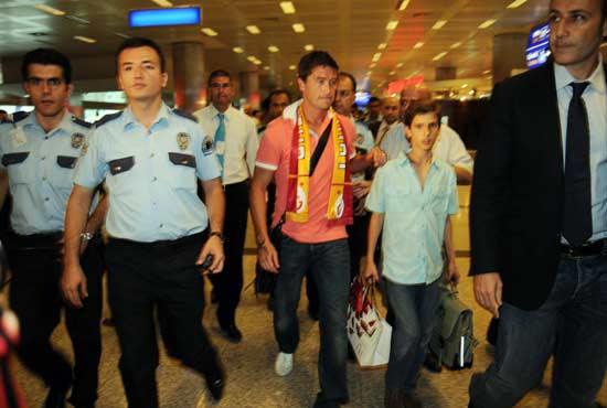G.Saray'ın yeni transferi ünlü Avustralyalı golcü Harry Kewell İstanbul'a geldi.Ayağının tozuyla iddialı açıklamalar yapan yıldızı çok sayıda taraftar karşıladı.