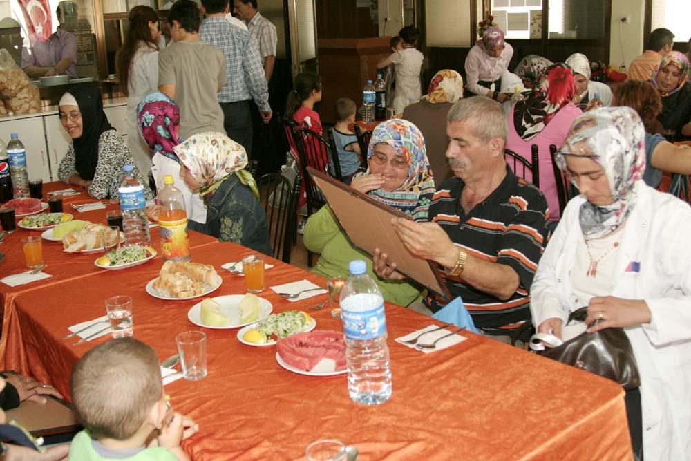 Suluova Sosyal Yardımlaşma ve Dayanışma Vakfının Sefer Demir kooodinatörlüğünde gerçekleştirilen, kadın istihdamını hedefleyen proje kapsamında 8 Kasım 2010 tarihinde eğitime başlayan 18-50 yaş arasında 60 kursiyer hem çocuk bakıcılığı konusunda uzman eğitmenler tarafından eğitime tabi tutuldu hem de bu zaman zarfında günlük 8 avro kazandı.