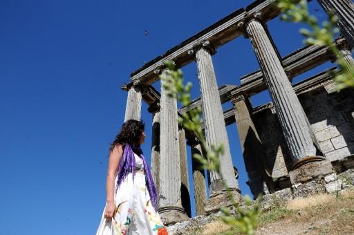 ''İkinci Efes'' olarak nitelendirilen Aizanoi Antik Kenti'ndeki kazılar sürerken antik kent çevresindeki evlerin restorasyonu da tamamlanıyor.