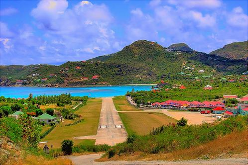 Karayipler'deki St. Barthelemy adasındaki bu tehlikeli havaalanı, sadece 2.133 feet (650 metre) uzunlukta.