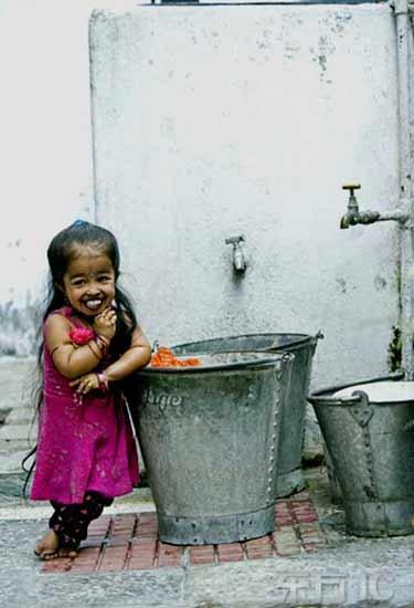 Jyoti Amge 15 yaşında bir kız çocuğu. Hindistanın Nagpur kentinde ailesiyle yaşıyor. Onu yaşıtlarından ayıran bir fark var: En ufak insan o: Boyu 35 santim, ağırlığı taş kadar!