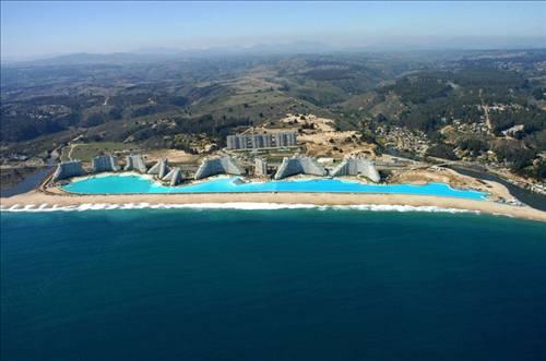 Şili'nin Algarrobo kentindeki San Alonso del Mar tatil köyünde, uzunluğu 1.000 m'den fazla, 8 futbol sahası büyüklüğünde.
