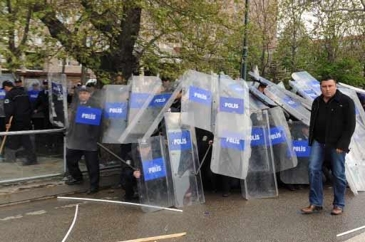 Ankara'daki 1 Mayıs kutlamalarının yapılacağı Sıhhiye Meydanı'na girişlerdeki arama noktasında polis ile göstericiler arasında arbede çıktı. Polis olayları yatıştırmak için havaya ateş açtı.