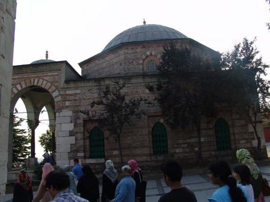 Katılımcıların Yıldırım Beyazıdın türbesinin bulunduğu külliyeye yaptığı ziyaret...