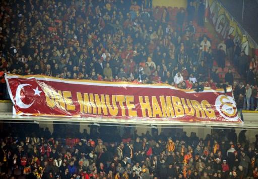 G.Saray-Hambur maçında Ali Sami Yen tartihi günlerinden birini daha yaşarken protokol tribününde ağır isimler vardı.