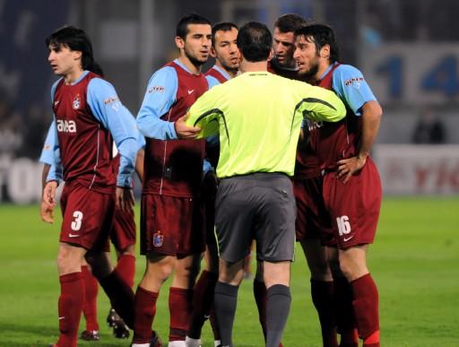 4 golle biten ve nefes kesen Trabzonspor-Galatasaray maçında sahada oyuncular mücadele verirken tribünlerde de renkli görüntüler vardı.