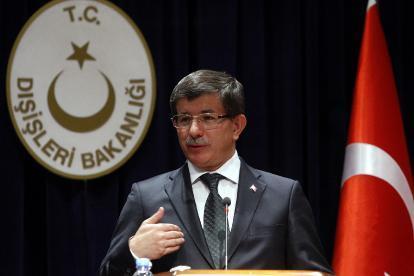 Suriyeye dokuz maddelik yaptırım paketi açıklandı

30 Kasım

Uluslararası Kredi Derecelendirme Kuruluşu Standard and Poor's, ABD ve Avrupa'da faaliyet gösteren 15 büyük bankanın kredi notunu düşürdü.

Global krizin en çok vurduğu ABD ve AB, yeni yıla girerken global piyasalardaki ateşi söndürmek Avrupa Merkez Bankası (ECB) ve ABD Merkez Bankası (Fed), İngiltere, Kanada, Japonya ve İsviçre merkez bankalarıyla birlikte hareket ederek, dolar likiditesi sağlama kararı aldı.

Dışişleri Bakanı Ahmet Davutoğlu, Türkiye'nin Suriye'ye yönelik 9 maddelik yaptırım paketini açıkladı.