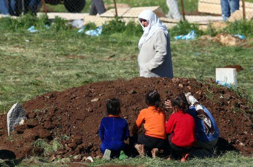 Mardin'in Mazıdağı ilçesi Bilge köyündeki saldırıda ölen 44 kişiden 39'unun cenazesinin defnedildiği mezarlıktan ağıtlar yükselmeye devam ediyor. İşte yürek burkan kareler...
