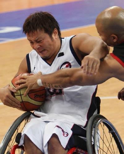 JAPON KAZUYUKI KYOYA (SOLDA), PARALIMPIK OLIMPIYATLAR ERKEKLER TEKERLEKLI SANDALYEDE BASKETBOL JAPONYA-KANADA ELEME MACINDA MUCADELE ETTI. JAPONYA MACI KANADA KARSISINDA 48-75 KAYBETTI..