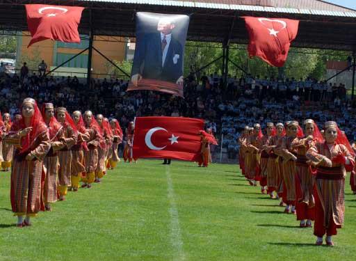 19 Mayıs Atatürk'ü Anma ve Gençlik ve Spor Bayramı, yurt genelinde törenlerle kutlandı. Ankara'da bayram Cumhurbaşkanı Gül'ün de katıldığı törenle, 19 Mayıs Stadyumu'nda kutlandı.